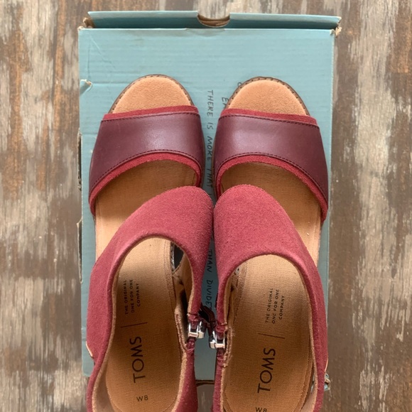 *NWT* TOMS - Picture 10 of 11